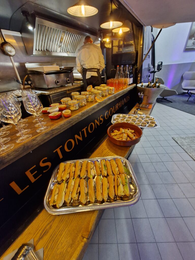 Bouchées et verrines alignées sur le comptoir du camion