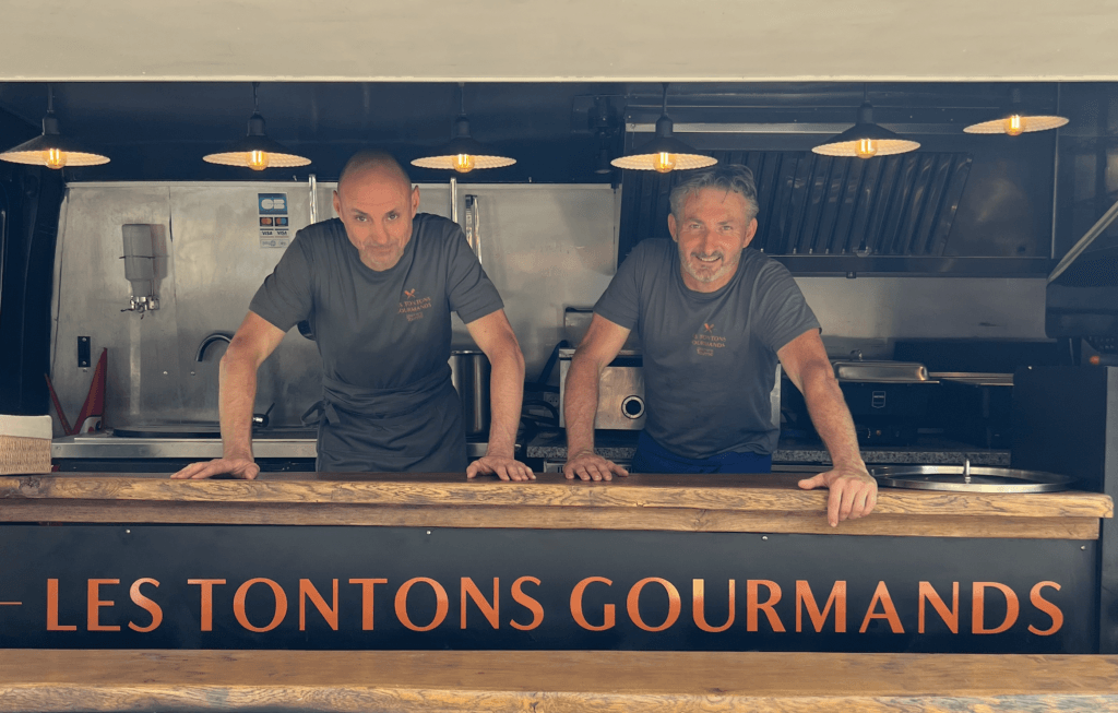 Les deux Tontons derrière le comptoir du camion