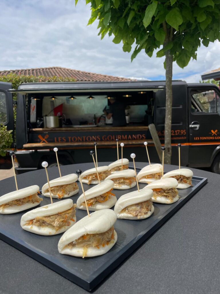 Les Tontons Gourmands ont su répondre à cette demande avec une formule traiteur à Montauban adaptée à l’événement