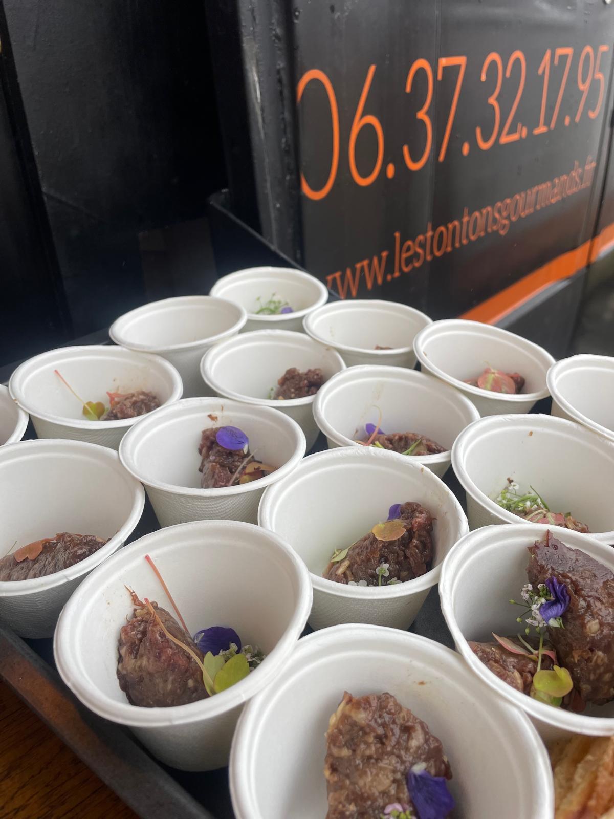 Pour fêter l’anniversaire de Marie à Carcassonne, notre équipe traiteur anniversaire a créé une prestation sur mesure, alliant élégance et saveurs authentiques. Dans le cadre historique de la Cité, chaque détail culinaire a été pensé pour offrir aux invités une expérience gustative mémorable, mettant à l’honneur des produits sélectionnés avec soin.
