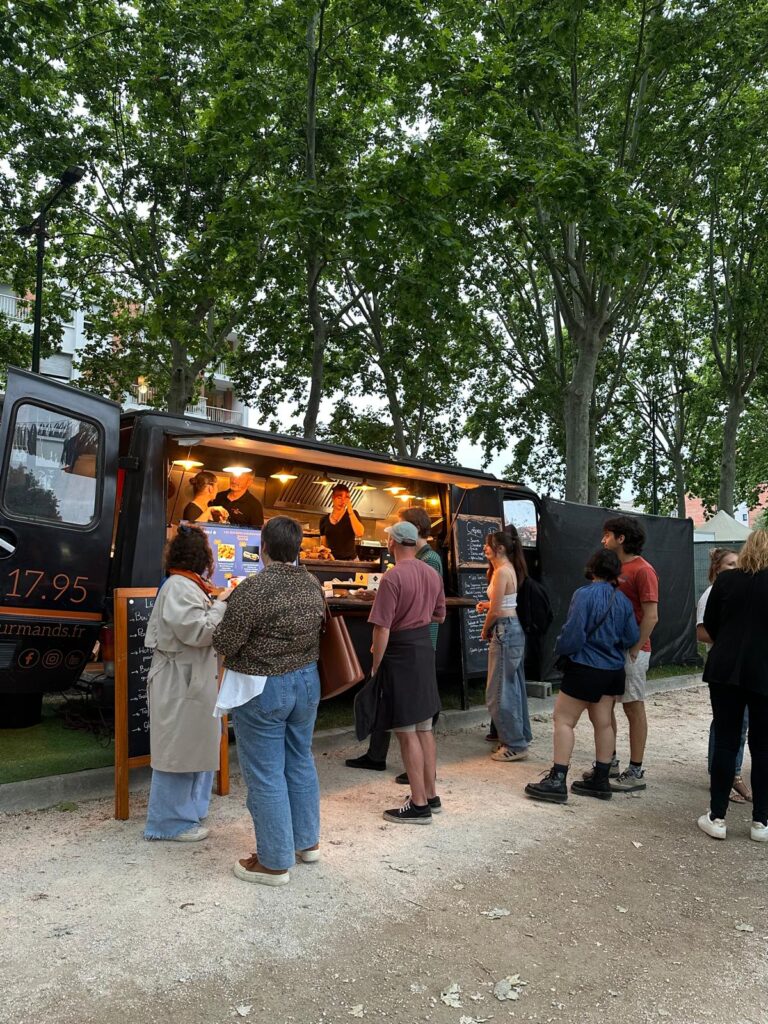 Les Tontons Gourmands a installé son food truck à l’occasion de Rio Loco 2025, l’un des plus grands festivals de musiques du monde en France.