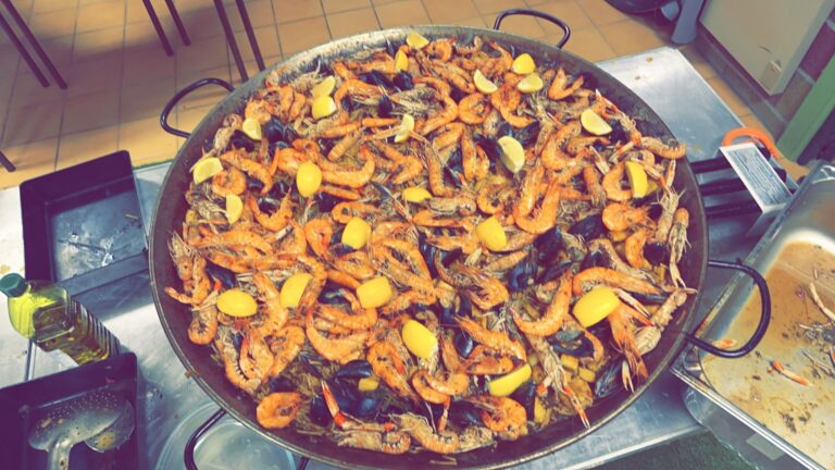 Paella aux crevettes et moules dans sa grande poêle