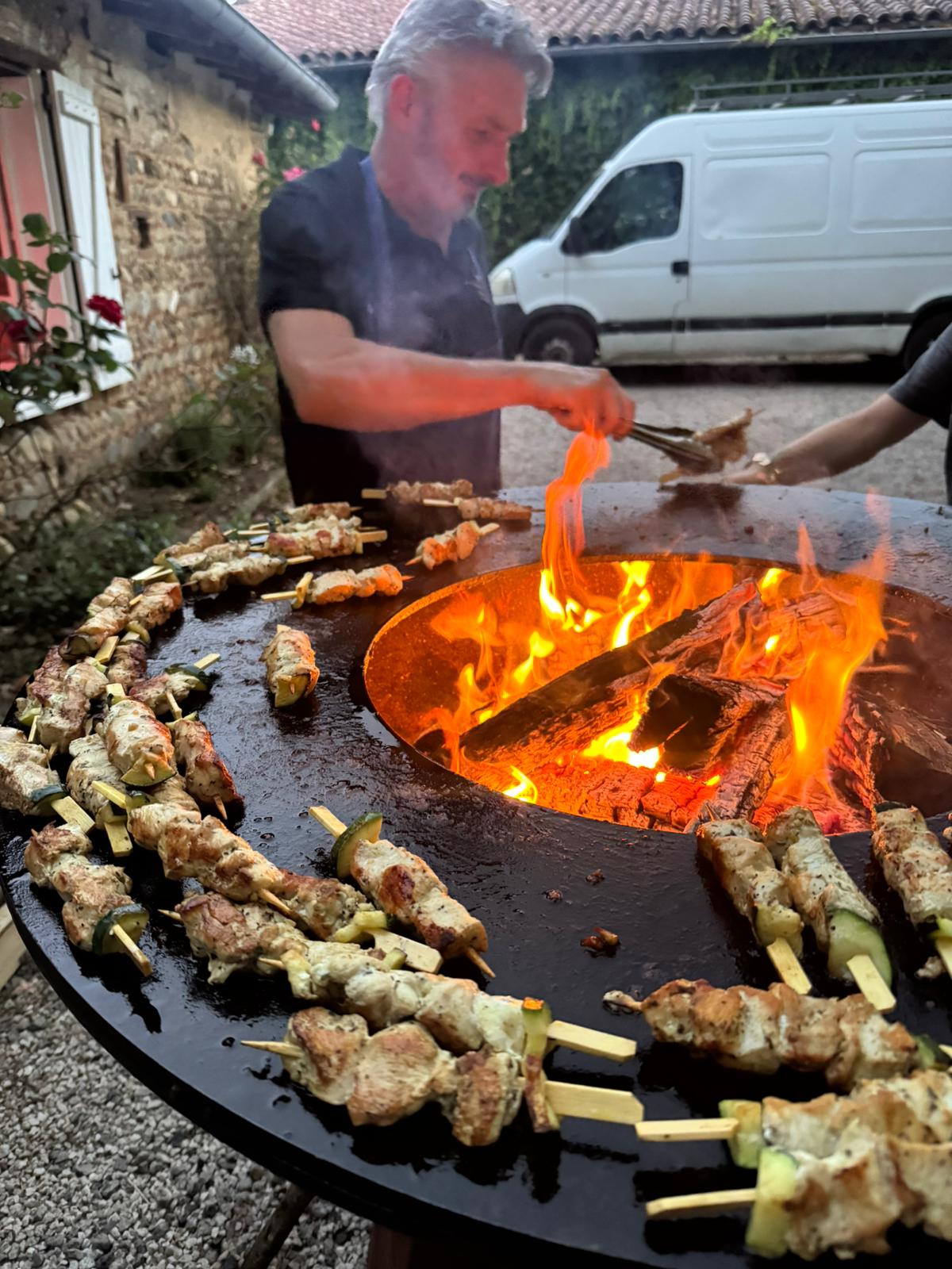Traiteur à Foix : buffet, brasero, kamado ou food truck. Menus sur-mesure, produits frais. Mariage, entreprise, anniversaire.
