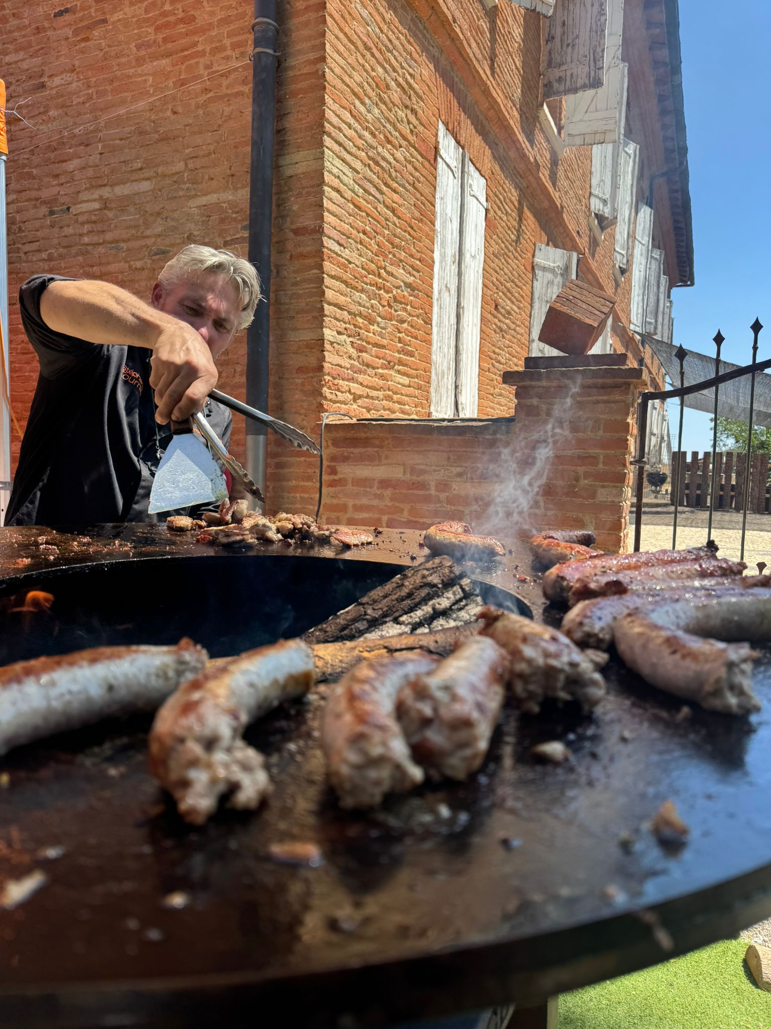 Trois jours de fête, un lieu de charme et une cuisine qui rassemble : pour l’anniversaire de Grégory, les Tontons Gourmands ont privatisé les Bastides de Roquemaure (Tarn) et orchestré un programme complet — garden party d’accueil, grande soirée d’anniversaire et brunch de clôture — avec une logistique millimétrée et des menus sur-mesure, pour cette prestation traiteur à Roquemaure.