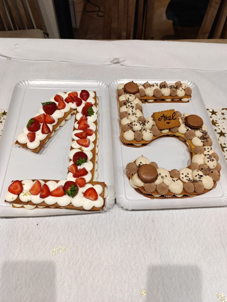 Gâteau d’anniversaire en forme de chiffres 1 et 5, fraises et macarons