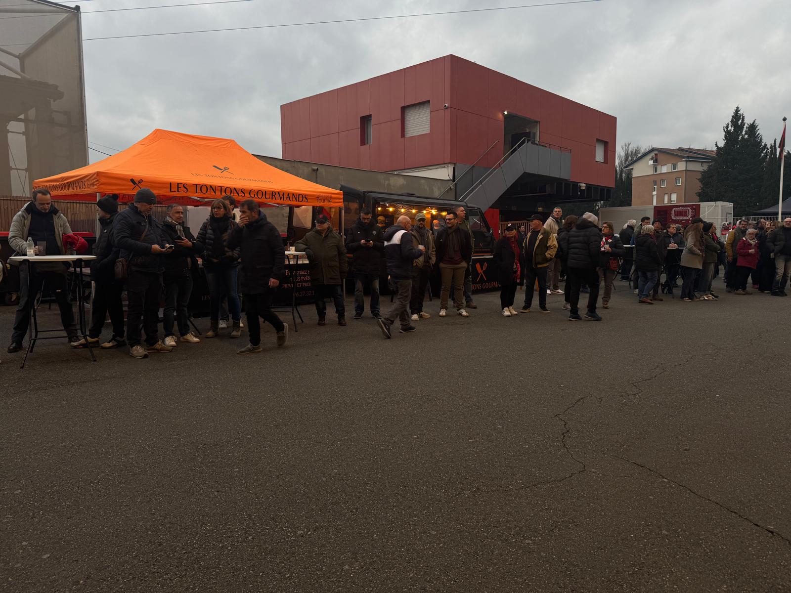 Food Truck Stade Toulousain : Les Tontons Gourmands reviennent à Ernest-Wallon. Burger, bun saumon fumé, hot-dog toulousain les jours de match.
