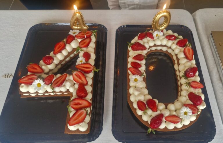Gâteau d’anniversaire en forme de chiffres 4 et 0, fraises et bougies dorées