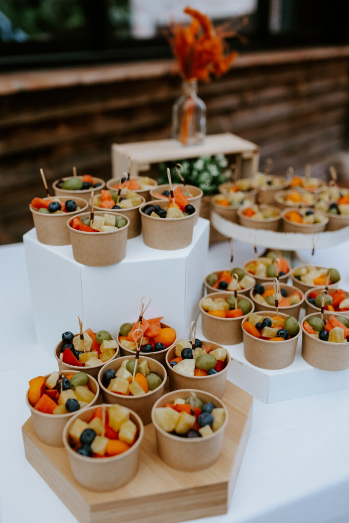 Coupes de fruits frais dressées sur un buffet