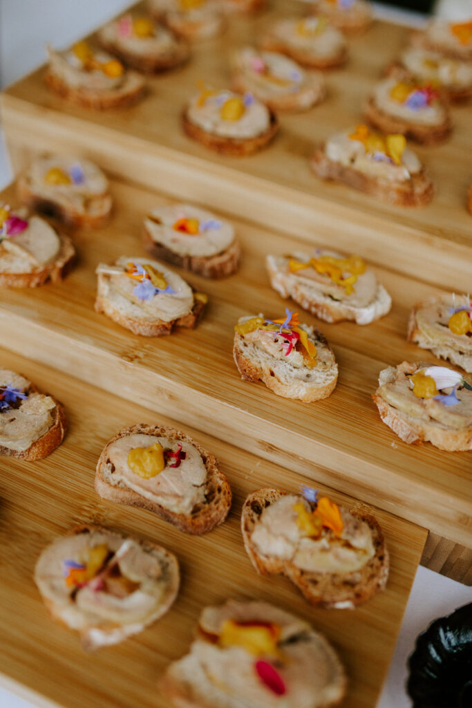 Bouchées du cocktail dressées sur une planche en bois