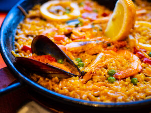 Paella aux fruits de mer et citron