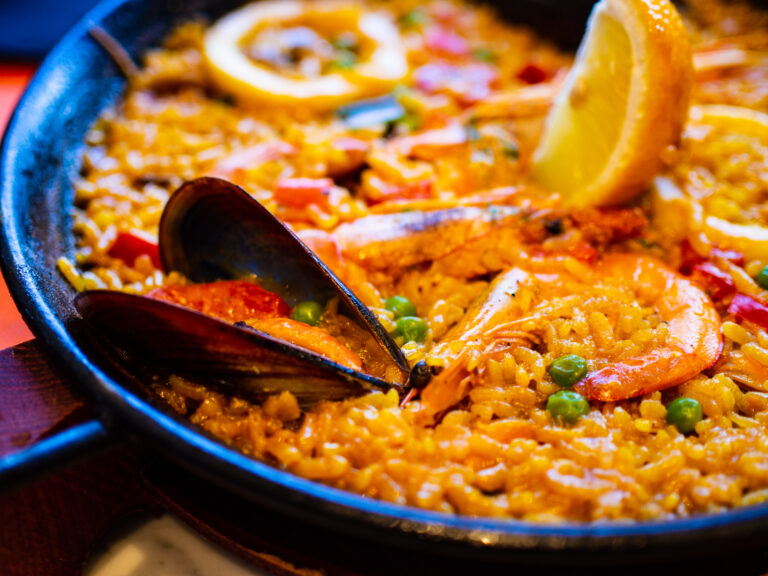 Paella aux fruits de mer et citron