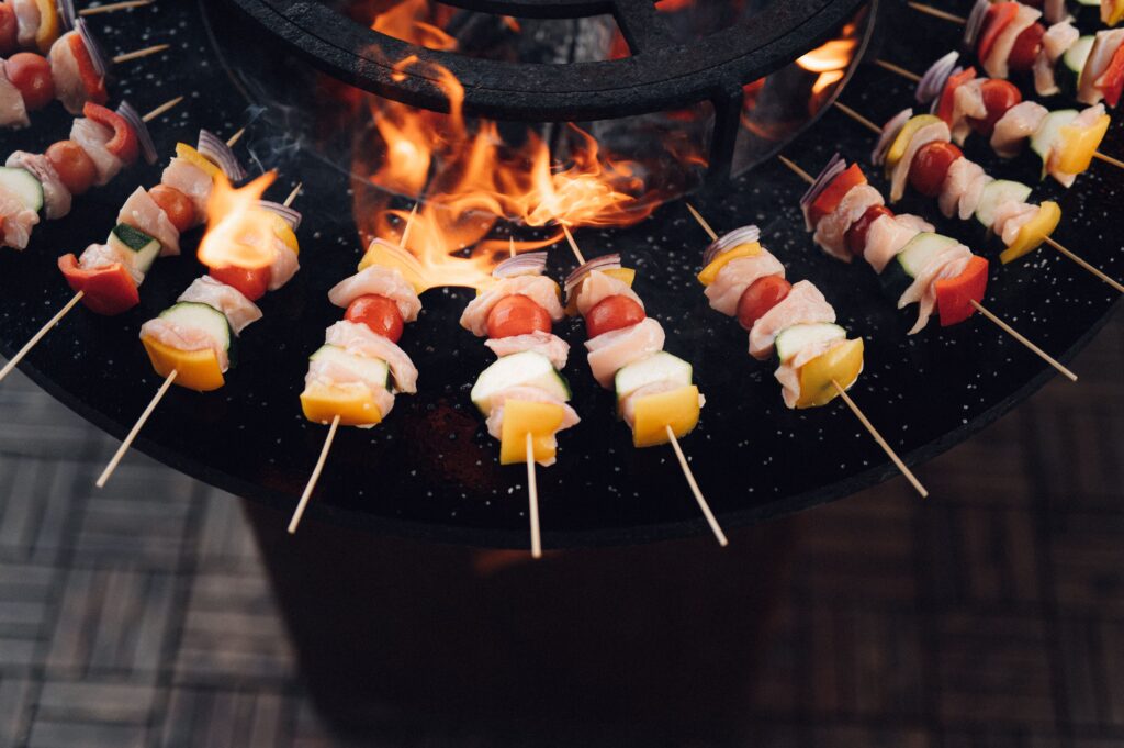 Brochettes de poulet et légumes grillées au-dessus du feu