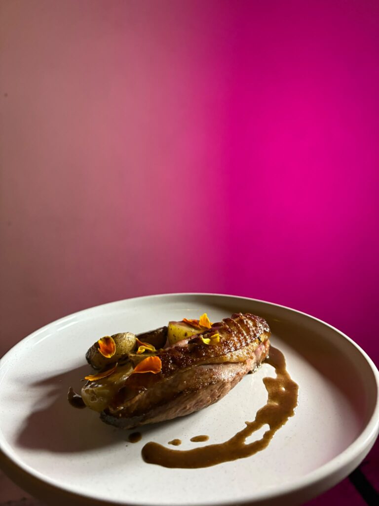 Magret de canard du chef Stéphane Tournié, dressé à l’assiette