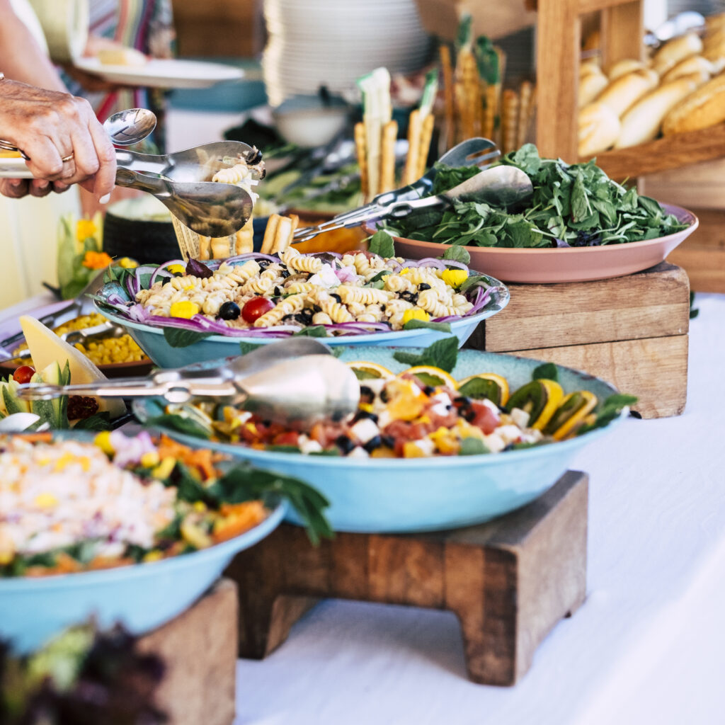 Saladiers de salades colorées sur un buffet
